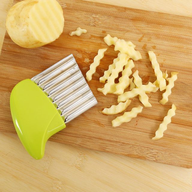 Stainless Steel Blade Wavy Chips and Salad Cutter – Green is a handy kitchen tool designed to create attractive wavy and crinkle-cut slices. The sharp stainless steel blade helps cut potatoes, cucumbers, carrots, fruits, and other vegetables into uniform 
