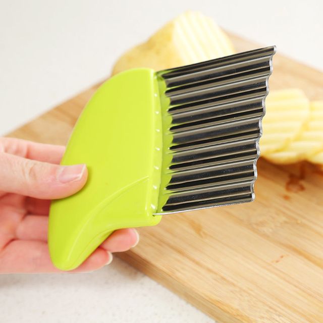 Stainless Steel Blade Wavy Chips and Salad Cutter – Green is a handy kitchen tool designed to create attractive wavy and crinkle-cut slices. The sharp stainless steel blade helps cut potatoes, cucumbers, carrots, fruits, and other vegetables into uniform 