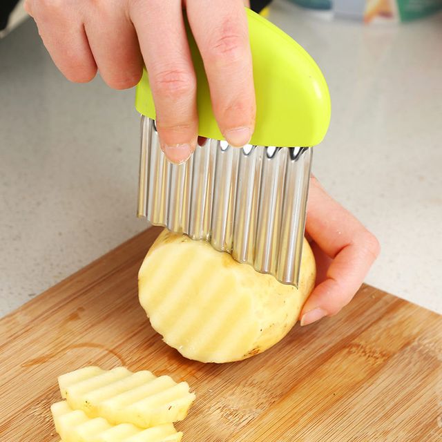 Stainless Steel Blade Wavy Chips and Salad Cutter – Yellow is a handy kitchen tool designed to create attractive wavy and crinkle-cut slices. The sharp stainless steel blade helps cut potatoes, cucumbers, carrots, fruits, and other vegetables into uniform