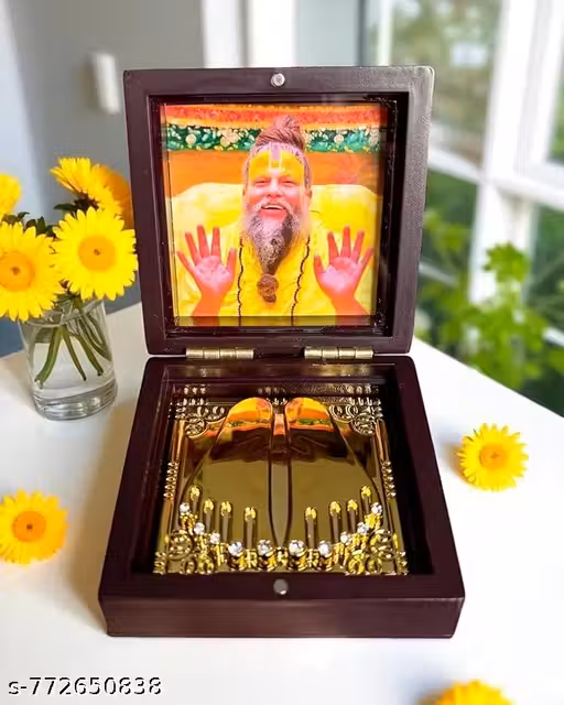 Premanand Ji Maharaj Foldable Charan Paduka Photo | Gold Plated Box Idol | Religious Gift | Spiritual Awakening (Premanand Ji Maharaj)