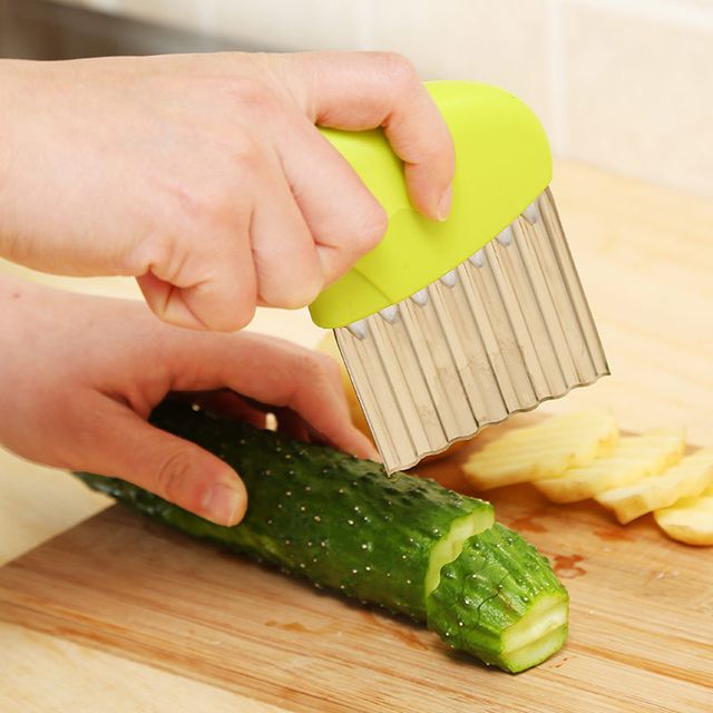 Stainless Steel Blade Wavy Chips and Salad Cutter – Green is a handy kitchen tool designed to create attractive wavy and crinkle-cut slices. The sharp stainless steel blade helps cut potatoes, cucumbers, carrots, fruits, and other vegetables into uniform 