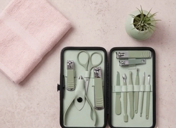 IVORY TIPS Beauté Secrets Nail Cutter Set, 18 Pieces Grooming Kit (Eyebrow Razor, Tweezer, Hair Plucker, Baby Nail Cutter, Ear Cleaner,Nail Cleaner,) Pedicure Gift for Men and Women (Green)