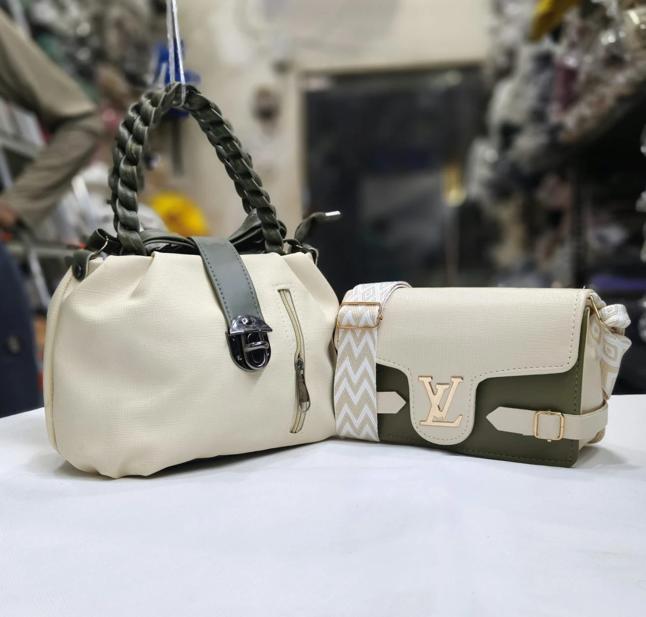 LADY CROSSBODY SLING  BAG